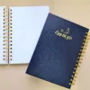 نوت بوك A5 منقط سلك مزدوج كحلي 15×21 سم مع ورق أبيض 120جم، غلاف صلب وجيب داخلي من Egy Bujo للبوليت جورنال