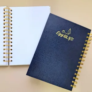 نوت بوك A5 منقط سلك مزدوج كحلي 15×21 سم مع ورق أبيض 120جم، غلاف صلب وجيب داخلي من Egy Bujo للبوليت جورنال