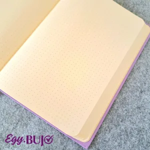 نوت بوك B5 منقط هارد كوفر 17×24 سم مع تقفيل 180°، 2 فاصل ستان، جيب داخلي كبير، زوايا دائرية، أستك خارجي، 120 ورقة كريمي 110جم من Egy Bujo