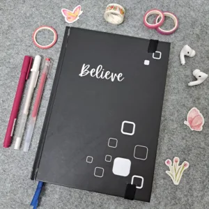 نوت بوك B5 منقط هارد كوفر أسود 17×24 سم مع تقفيل 180°، 2 فاصل ستان، جيب داخلي كبير، زوايا دائرية، أستك خارجي، 120 ورقة كريمي 110جم من Egy Bujo