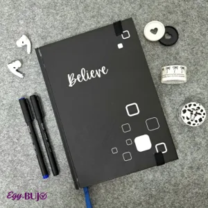 نوت بوك B5 منقط هارد كوفر أسود 17×24 سم مع تقفيل 180°، 2 فاصل ستان، جيب داخلي كبير، زوايا دائرية، أستك خارجي، 120 ورقة كريمي 110جم من Egy Bujo