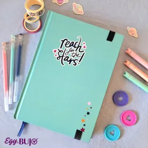 نوت بوك B5 منقط هارد كوفر فيروزي 17×24 سم مع تقفيل 180°، 2 فاصل ستان، جيب داخلي كبير، زوايا دائرية، أستك خارجي، 120 ورقة كريمي 110جم من Egy Bujo